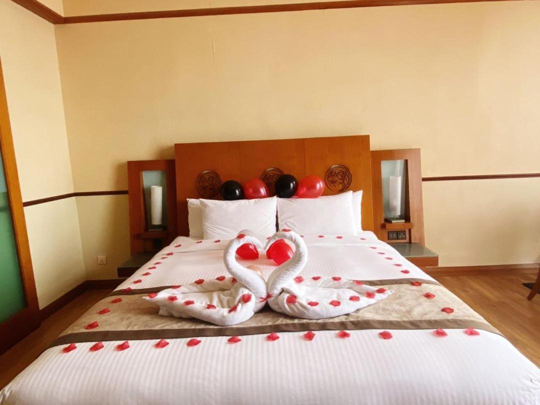 Pulse Grande Hotel Putrajaya Dış mekan fotoğraf A bedroom at the hotel